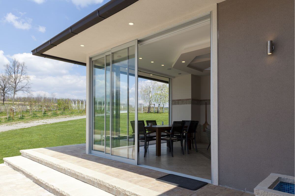 seamless-sunroom-sliding-glass-door