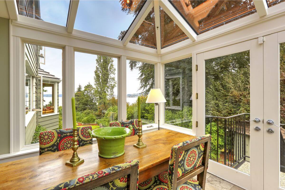 sunroom-dining-area